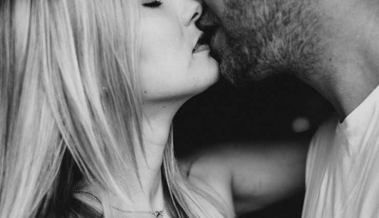 आपकी किसिंग स्टाइल खोलती हैं रिलेशनशिप के राज, बताती हैं आपकी फीलिंग्स ways of kissing