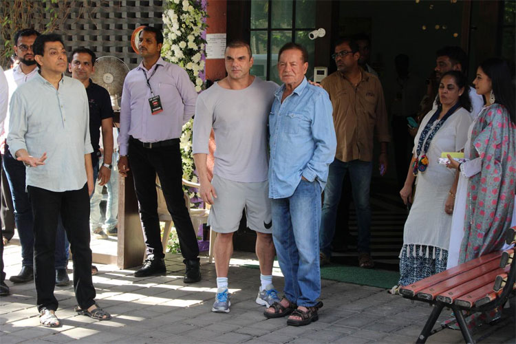 EX Wife मलाइका के सामने गर्लफ्रेंड का हाथ थामे अर्पिता के घर गणपति पूजा में पहुंचे अरबाज, देखे तस्वीरे bollywood,arpita khan,ganesh chaturthi 2018,arbaaz khan,giorgia andriani,Salman Khan,malaika arora khan,salim khan,sohail khan,katrina kaif