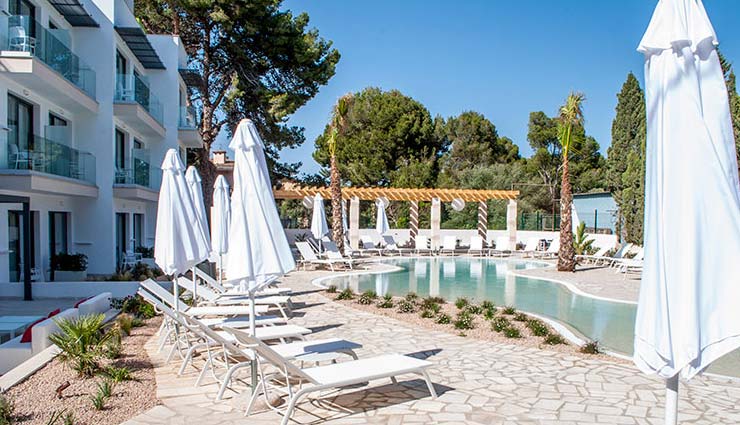 spain hotel,spain first all women hotel,som dona hotel,weird news in hindi