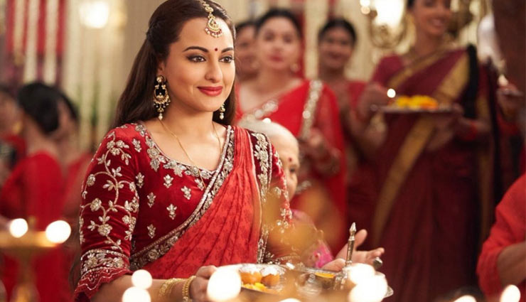 Navratri 2019: इस फेस्टिव सीजन में ट्राई करें RED, सेलेब्रिटीज से ले ट्रेडिशनल लुक के आइडियाज bollywood celebrities,red color,traditional look,fashion tips