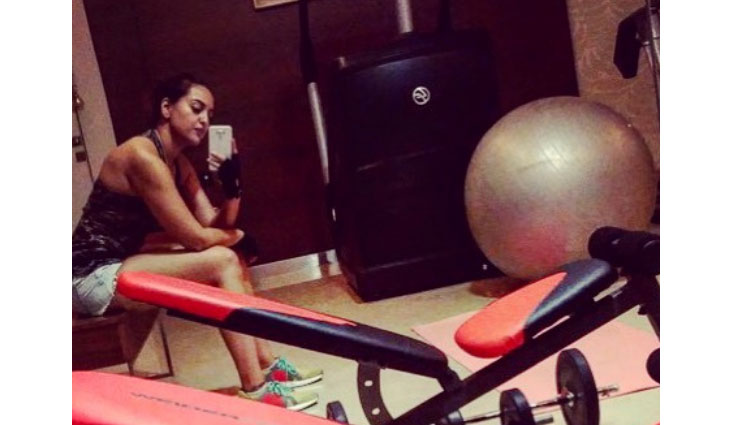 katrinas hot look from gym check other bollywood hot divas in gym,katrina kaif in gym,latest picture of katrina kaif,bollywood celebritis working out pics,gym looks of bollywood divas