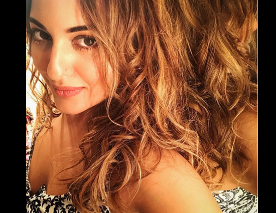 PICS : Controversies Cant Stop Sonakshi from Wandering