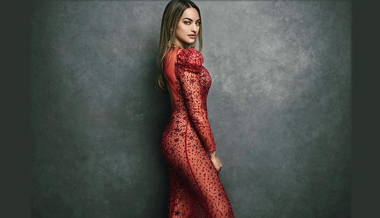 सोनाक्षी सिन्हा ने शेयर की ऐसी फोटो, फैन्स ने कहा 'आपके संस्कार कहां गए...'