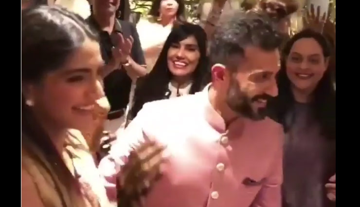 सोनम कपूर के हाथों पर सजी मेहंदी, आनंद आहूजा की बाहों में बाहें डाल खूब किया डांस, देखें विडियो