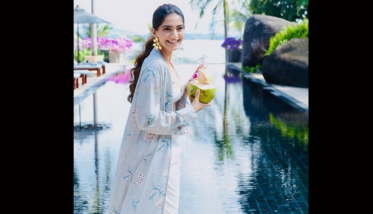 sonam kapoor latest pics,sonam kapoor in chic color dresses,sonam kapoor fashion tips,fashion trends