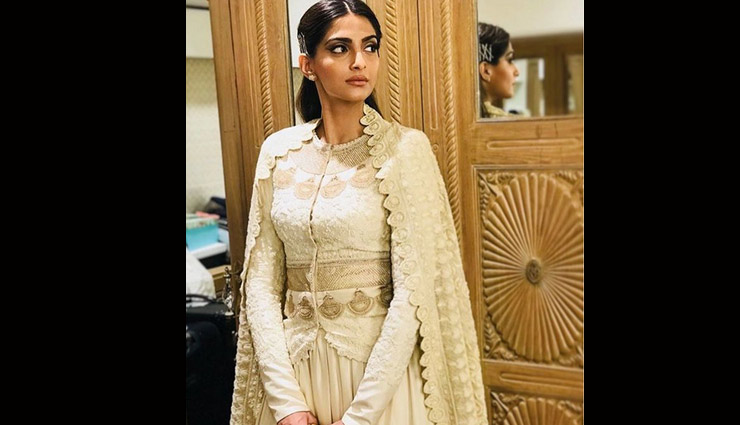 sonam kapoor latest pics,sonam kapoor in chic color dresses,sonam kapoor fashion tips,fashion trends