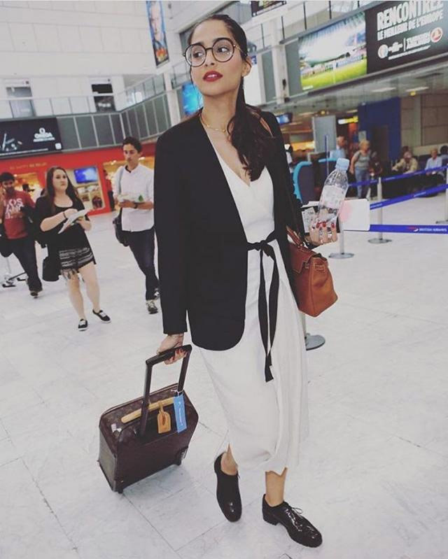 bollywood inspired travel looks,airport looks of bollywood divas,bollywood divas,latest fashion trends,fashion tips
