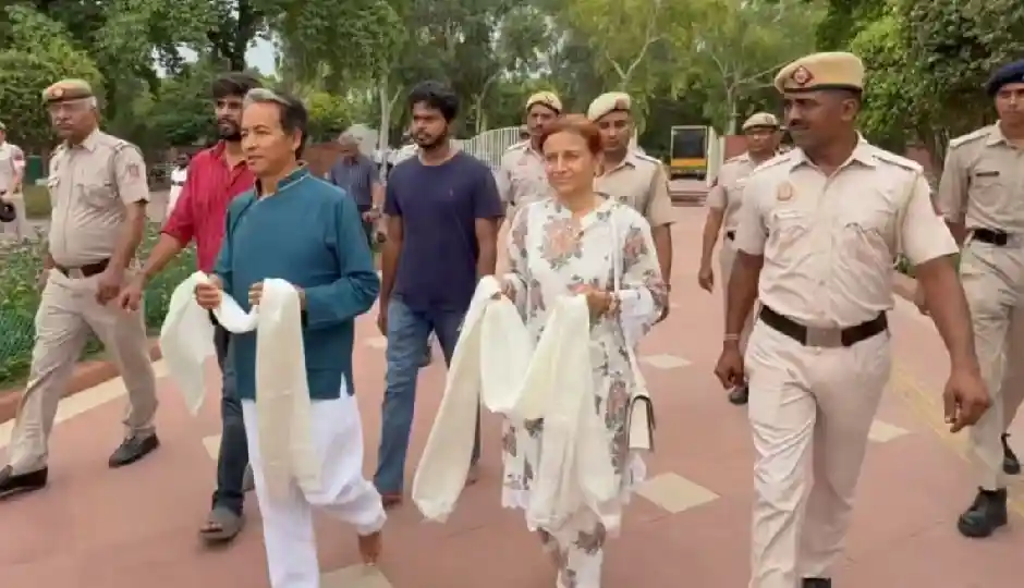सोनम वांगचुक और CJP के बीच बढ़ी दूरियां? राजघाट पर पत्नी संग पहुंचे, पार्टी का कोई बड़ा चेहरा नहीं आया नजर
