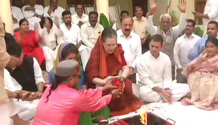 रायबरेली : पर्चा भरने से पहले सोनिया गांधी ने की पूजा, राहुल-प्रियंका साथ में, 6 मई को होगा मतदान