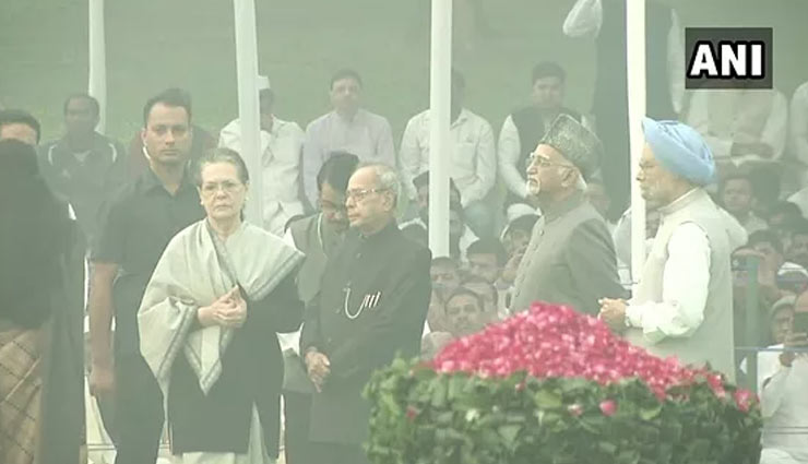 Sonia Gandhi, Manmohan Singh pay tribute to Jawaharlal Nehru on 130th birth anniversary
