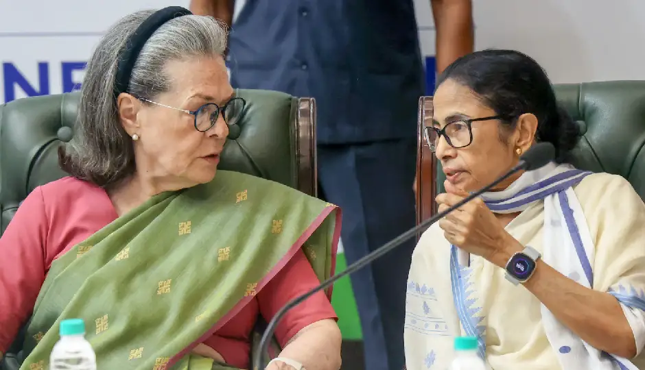 TMC में अंदरूनी बिखराव के बीच सियासी हलचल तेज, सोनिया गांधी ने ममता बनर्जी को दिया कांग्रेस में विलय का प्रस्ताव; बड़े पद की भी चर्चा