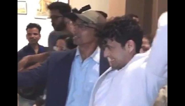 सोनू निगम ने सेल्‍फी लेने की कोश‍िश कर रहे फैन का मरोड़ दिया हाथ, वीडियो वायरल