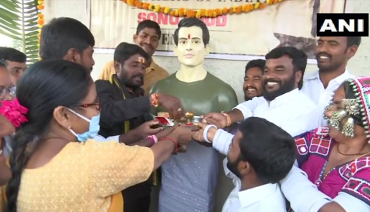 सोनू सूद बने लोगों के लिए भगवान, मंदिर बनाकर पूज रहे हैं डुब्‍बा टांडा गांव के लोग 