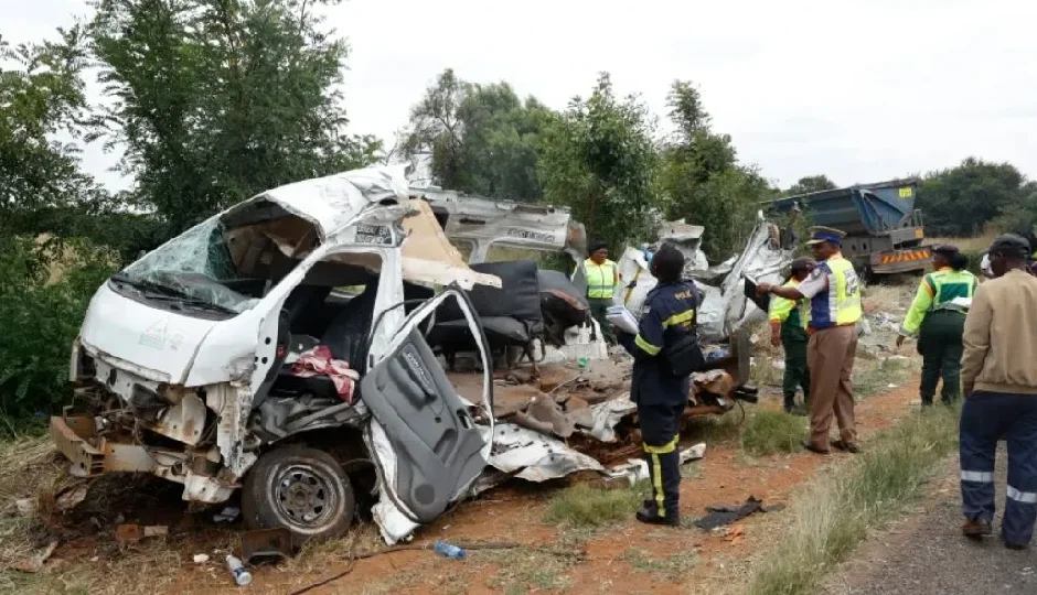 दक्षिण अफ्रीका में मिनीबस और ट्रक की जोरदार भिड़ंत, दर्दनाक हादसे में 11 लोगों की मौत