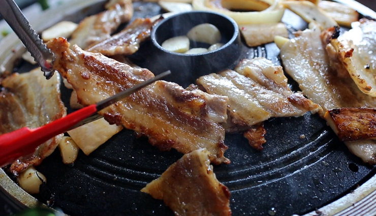 south korean food,must try south korean food,spicy and salty kimchi,hobakjuk,bibimbap,grilled samgyeopsal,japchae