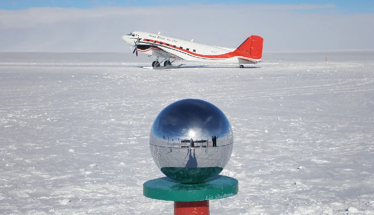 antarctica travel guide,antarctica tourist attractions,places to visit in antarctica,wildlife in antarctica,glaciers and icebergs,antarctica adventure travel,penguins and whales,nature trips antarctica,white continent exploration,antarctica bucket list