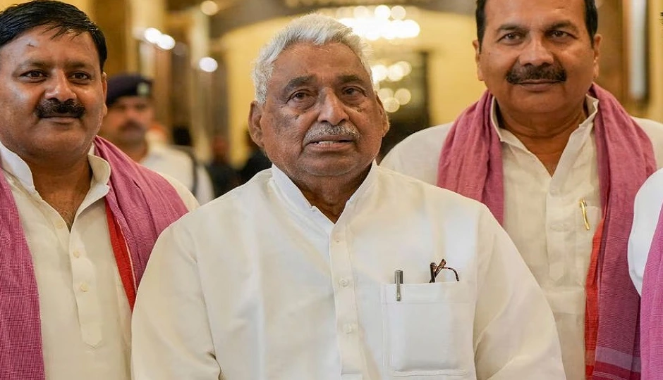 बरेली में सपा नेताओं की एंट्री पर रोक, नेता प्रतिपक्ष माता प्रसाद पांडे को लखनऊ में रोका गया