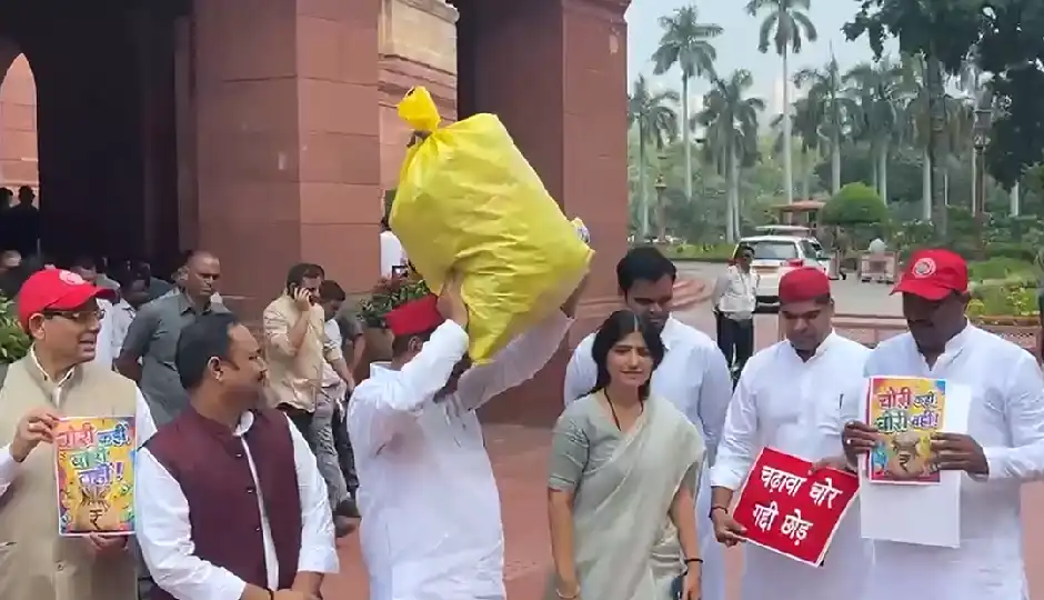 संसद में चंदे की बोरी लेकर पहुंची सपा, अब तक जुटाए ₹1.57 लाख; कनॉट प्लेस के हनुमान मंदिर में जमा करने का ऐलान