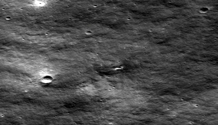 रूसी लूना-25 के क्रैश होने से चांद की सतह पर बना 33 फीट का गड्‌ढा, नासा ने जारी की तस्वीर