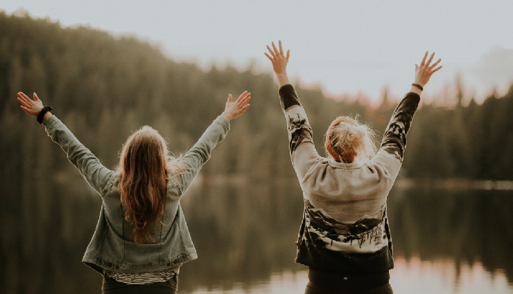 relationship space,giving space in relationships,balancing closeness and space,healthy relationship dynamics,individual pursuits in relationships,importance of personal interests,autonomy in relationships,respecting partners space,emotional independence in relationships,coping with relationship challenges