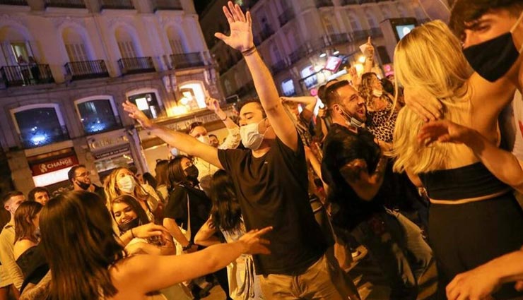 स्पेन : कोरोना पाबंदियों में छूट मिलते ही सड़कों पर जश्न मनाते दिखे लोग, बिना मास्क वालों को पुलिस ने किया बाहर