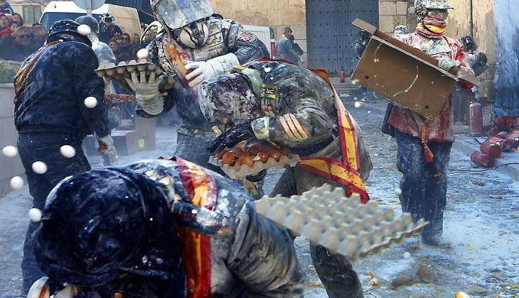 200 साल पुरानी परंपरा, इस फेस्टिवल में लोगों ने एक दूसरे पर फेंके सड़े अंडे, आटा और हर्बल रंग