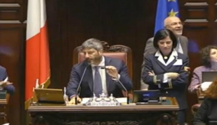 weird news,weird incident,italian mp,proposes to girlfriend,proposes in parliament
