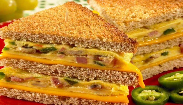स्नैक्स के तौर पर आजमाए 'ऑमलेट सैंडविच', मिनटों में बनकर होगा तैयार #Recipe
