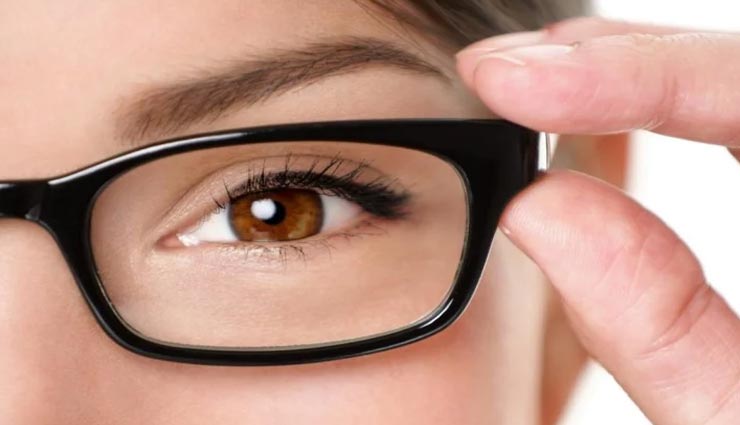 चहरे पर चश्मे के दाग घटा रहे आपकी खूबसूरती, इन घरेलू नुस्खों से मिलेगी रंगत