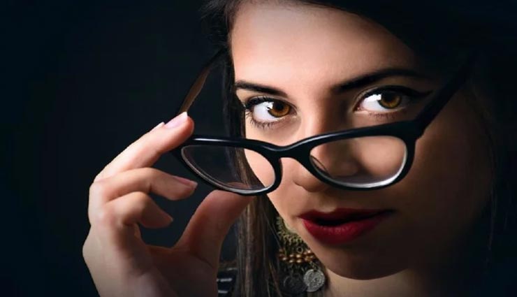 महिलाओं के चश्मा पहनने पर लगाई जा रही रोक, वजह शर्मसार करने वाली