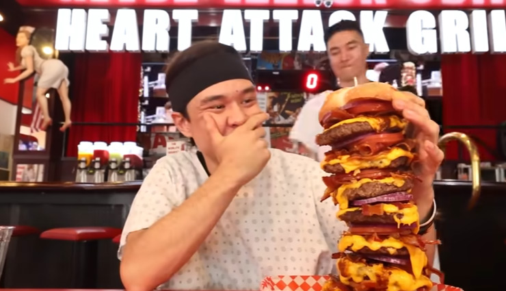 सिर्फ 4 मिनट में यह शख्स खा गया 20,000 कैलोरी वाला बर्गर, देखने वाले भी हैरान