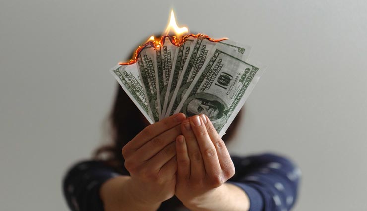 पानी की तरह पैसा बहाते हैं इन 4 राशियों के लोग, होता हैं बेहद खर्चीला स्वभाव