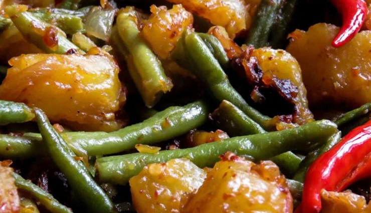 spiced potatoes with green beans,perfect lunch option,vegetarian recipe,easy to prepare,flavorful,nutritious,aromatic spices,healthy ingredients,lunch recipe,delicious flavors,satisfying,quick and easy,vegetarian lunch idea