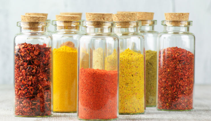 इन तरीकों से करें रसोई में रखे मसालों की सारसंभाल, बिना खराब हुए चलेंगे लंबे समय तक
