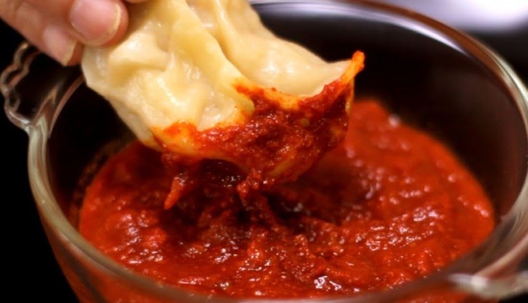 red hot momo chutney,quick momo chutney recipe,spicy momo chutney,homemade momo dip,easy momo chutney,chutney for momos,spicy tomato chutney,tangy chutney for momos,chili garlic chutney,momo dipping sauce