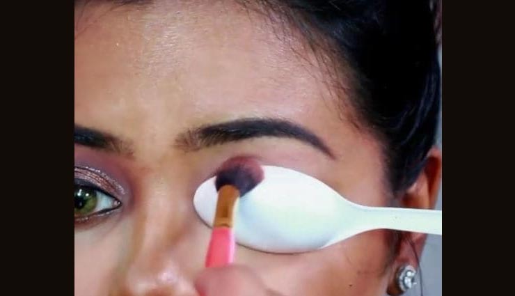 your kitchen utensils can help you put on perfect make-up,make up with spoon,make up with fork,easy  make up ideas,make up tricks,beauty tips