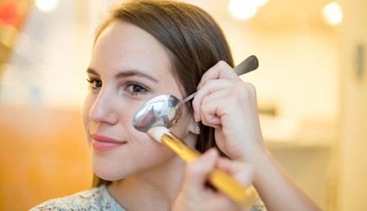 your kitchen utensils can help you put on perfect make-up,make up with spoon,make up with fork,easy  make up ideas,make up tricks,beauty tips
