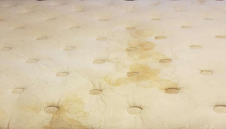 home tips,cleaning tips,mattress cleaning tips,urine and blood stains on the mattress,baking soda,Lemon,vinegar