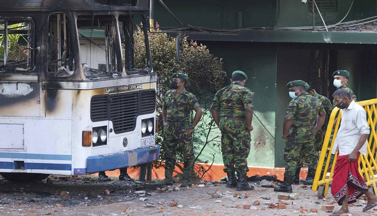 श्रीलंका: आर्थिक संकट के विरोध में हिंसा-आगजनी-सड़कों पर जनसैलाब, आपातकाल लागू