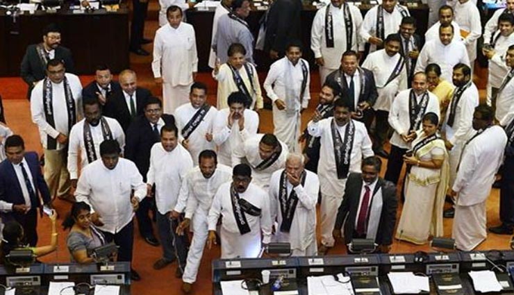 sri lanka,lawmakers,fight,parliament,pm crisis ,श्रीलंका, कारू जयसूर्या,महिंदा राजपक्षे,रानिल विक्रमसिंघे