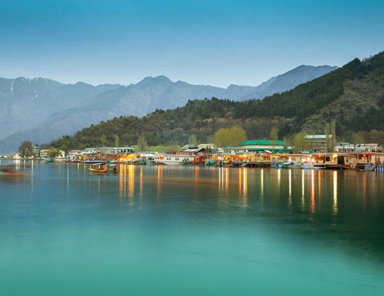 कश्मीर घाटी के मध्य में बसा यह शहर अपने मन्दिरों और झीलों के लिए है प्रसिद्ध 