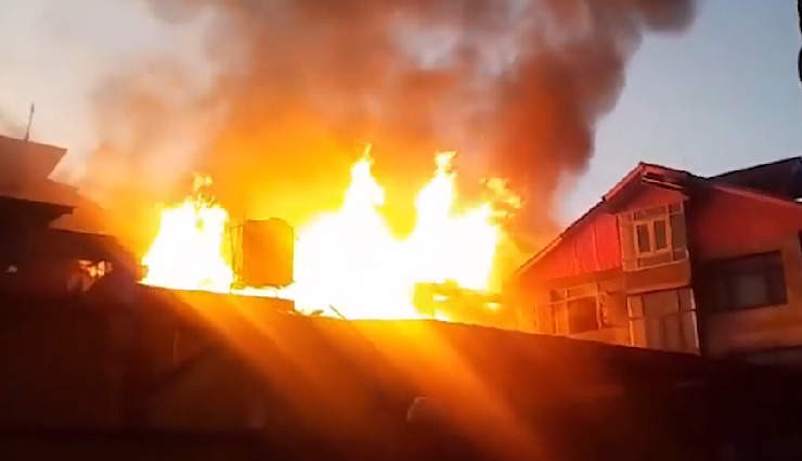 श्रीनगर के रिहायशी इलाके में लगी भीषण आग से कई घर जलकर खाक, 37 परिवार हुए बेघर 