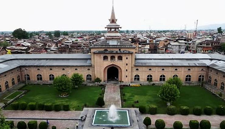 श्रीनगर : जामा मस्जिद में घुसे नकाबपोश, फहराया आतंकी संगठन ISIS का झंडा, मंच पर चढ़कर लगाए नारे