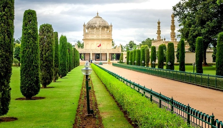 lepakshi,srirangapatna,shivanasamudra falls,somnathpur,shravanabelagola,weekend getaways from bangalore,weekend getaways