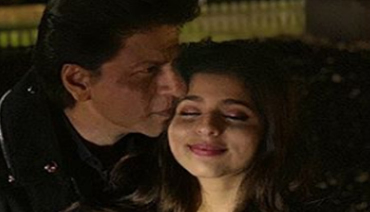 PICS- Shah Rukh Khan gives a peck on his ‘Juliet’ Suhana’s cheek