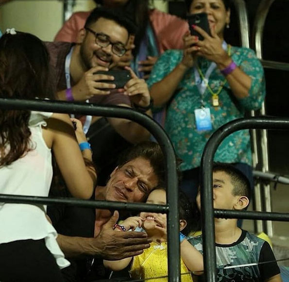 srk and ziva dhoni,chennai super kings,kolkata knight riders,ipl 2018,shahrukh khan,mahendra singh dhnoi,ziva dhoni