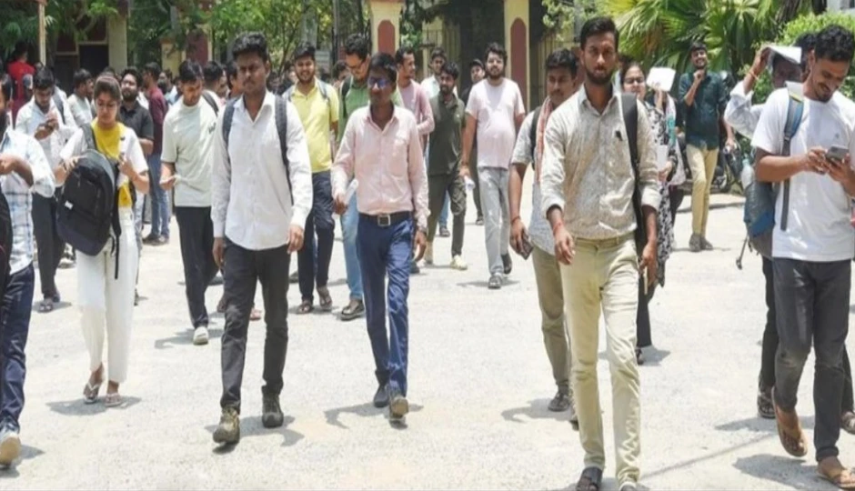 SSC CGL 2025 की परीक्षा रद्द, दिल्ली-गुरुग्राम सहित कई सेंटरों पर तकनीकी गड़बड़ी से मचा हड़कंप