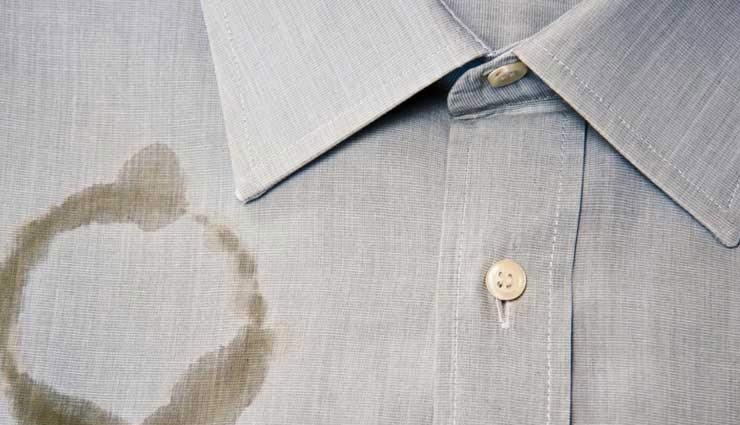 कपड़ों पर लगे तेल के जिद्दी दाग कर रहे परेशान, ये तरीके बनाएंगे आपका काम आसान tips to remove oil stains,oil stains,household tips,home decor tips,oil stains on clothes,removing oil stains tips