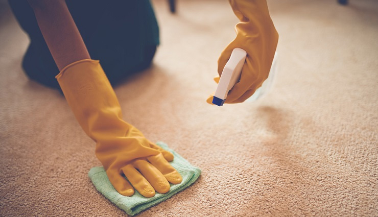 सबसे पहले कारपेट पर ही जाती हैं घर आए मेहमानों की नजर, इन 8 तरीकों से रखें इसे साफ carpet,carpet cleaning tips,household tips,carpets