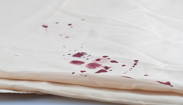 stains on bedsheet,bedsheet cleaning tips ,बैडशीट, बैडशीट पर लगे दाग से छुटकारा, बैडशीट के दाग हटाने के उपाय, दाग से निजात पाने के उपाय 